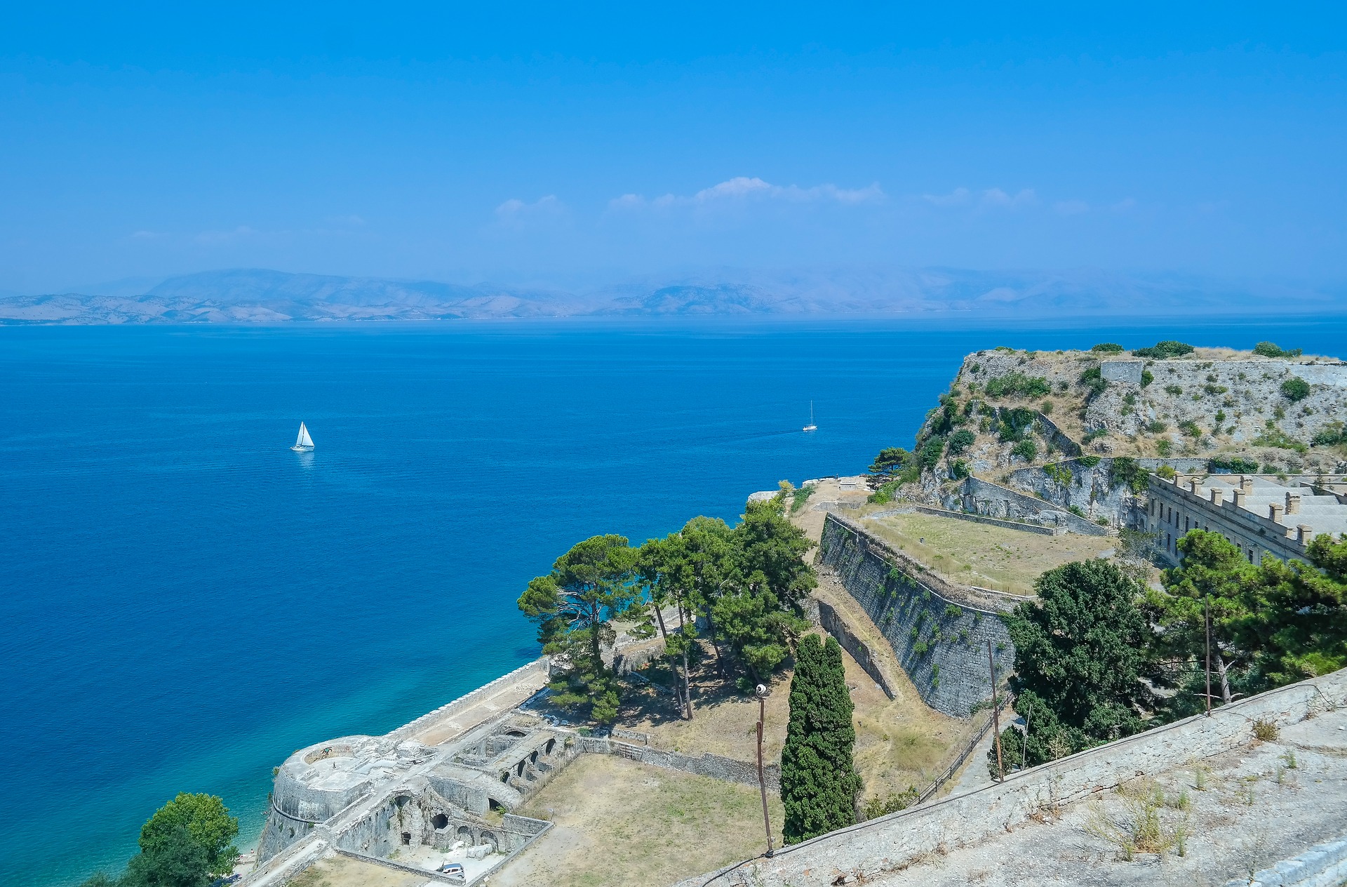 Segeln im Ionischen Meer – Optimale Flüge nach Korfu zum Segeltörn