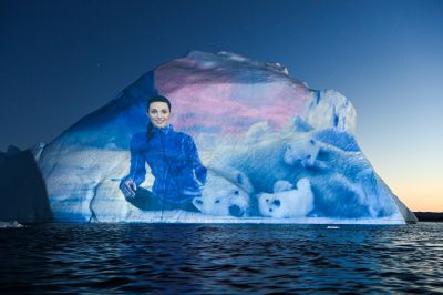 beleuchtung leya mit eisbaerenfamilie foto frank schwarzbach - Spektakuläre Lichtprojektionen auf gigantischen Eisbergen - mit Avatar Leya Love