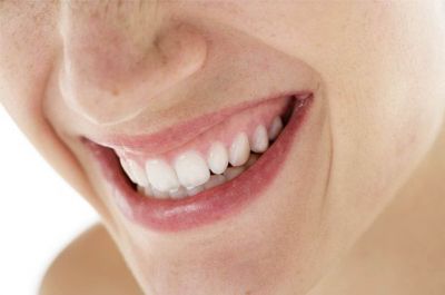 prof dhom schoenes laecheln - Zahnimplantat richtig pflegen und die Haltbarkeit verlängern