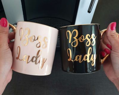 tasse boss lady rosa gold schwarz gold haende 10x8 1 - Hoch die Tassen: Diese Gründerin feiert die Stärke der Frauen