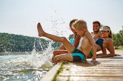 adobestock111705988 - Kindergesundheit: Unbeschwert durch den Sommer: Ferien, Sonnenschein und Badespaß genießen und Risiken umgehen