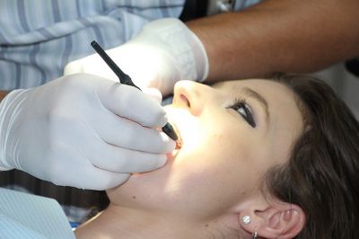 zahnreinigung - Warum die Prophylaxe beim Zahnarzt extrem wichtig für eine gute Zahnvorsorge ist