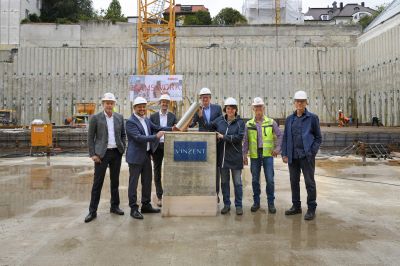 bild 26 - Grundstein für VINZENT: Erster Holzhybrid für Wohnen und Arbeiten in der Innenstadt erreicht erstes Bauziel