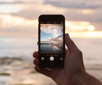 cell phone hand sea ocean mobile - Wann ist ein Kind bereit für ein eigenes Smartphone?