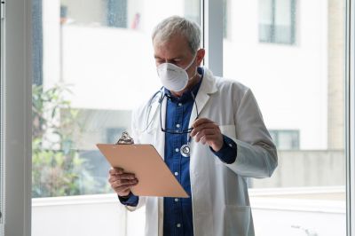 schutzmaske - Update-Pflicht für die Gefährdungsbeurteilung: TÜV Rheinland unterstützt beim Gesundheitsschutz