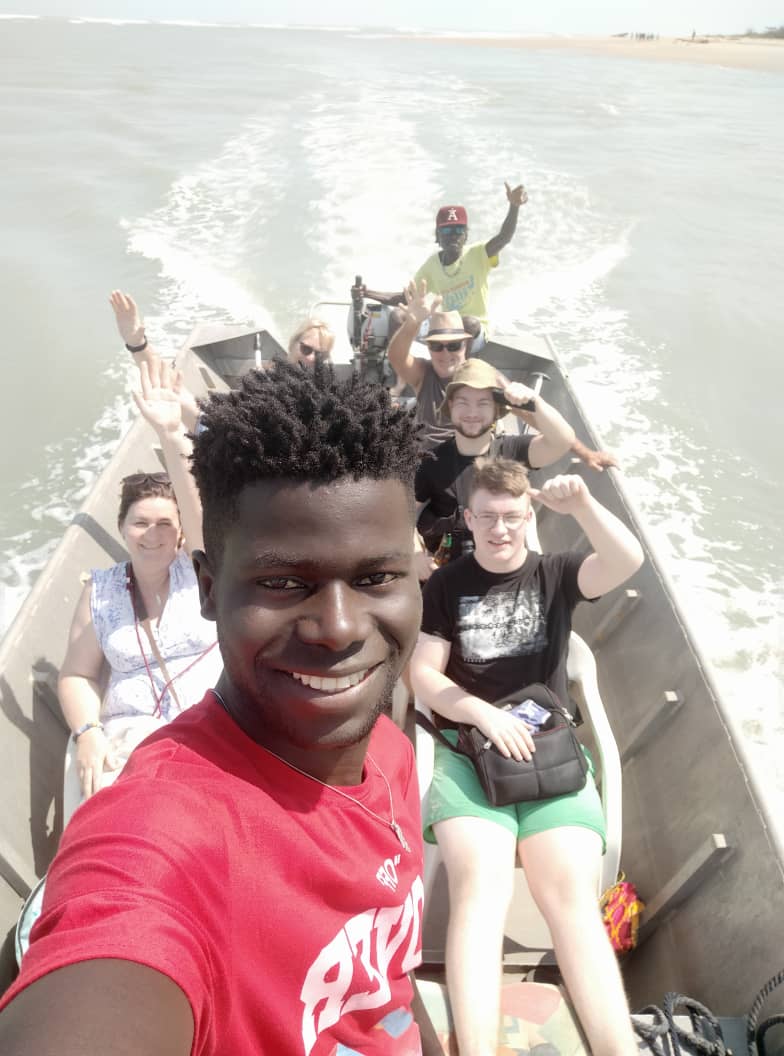 kurumbo lodge boat happy - DIE KURUMBO ECO LODGE IN KARTONG (GAMBIA) IST EIN STÜCK HEILE WELT IN WESTAFRIKA